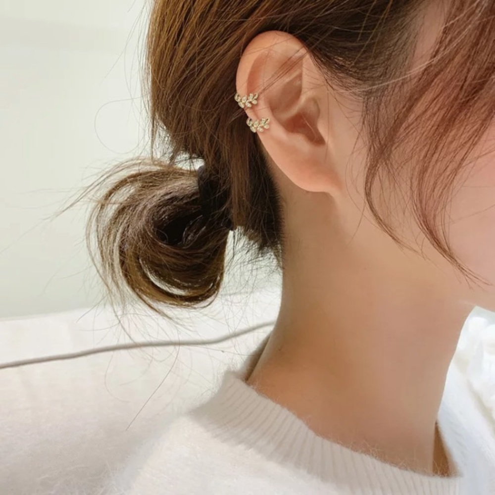 “Nature Dweller” Leaf Diamond No Pierce Ear Cuff - Picture 6 of 7